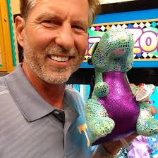 What temperatures can freshwater prawns tolerate in a pond?