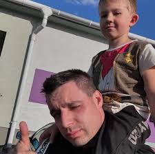 Diskutujem s Kubíkem jaké auto je nejvíc?🤔🚀 . Které baví tebe?🥰 .  #KubaKovboj #BeLucky #skyline #e36 #evo . Ps: točíme pozvánku na Frendly  fest