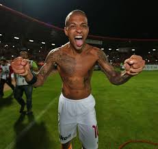 Considering how peripheral both sneijder and drogba have been, it could be a very costly miss. Diashow Seite 16