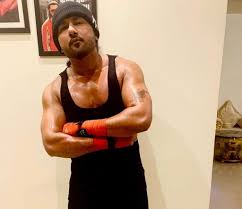 Maybe you would like to learn more about one of these? Yo Yo Honey Singh Works At A Muscular Toned Look Amid Coronavirus Lockdown