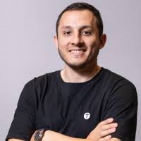 200+ perfiles de «Geist»