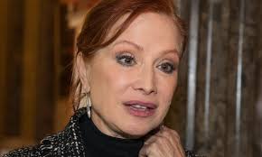 Enikő détár (en) attrice ungherese (it); Mindenki Ot Hibaztatta Kellemetlen Helyzetbe Kerult Detar Eniko Ripost