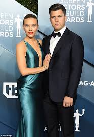 Filme mit colin jost (6). Scarlett Johanssons Verlobter Colin Jost Zeigt Seine Physis Wie Er Geniesst Ohne Hemd Surf Session Aktuelle Boulevard Nachrichten Und Fotogalerien Zu Stars Sternchen