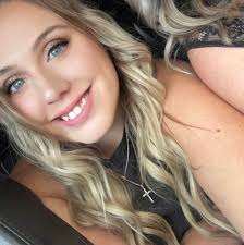 The holiday season is totally sweet! What's your favorite holiday sweet  treat? One of ours is definitely this amazing peppermint swirl funnel cake  😋🍬