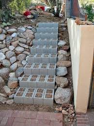 Beton Briketler Ile Bahce Dekorasyonu Nazarca Com Istinat Duvarlari Dogal Yapi Bahce