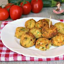 Aggiungi un pizzico di sale alle zucchine e trasferiscile in un colino. Polpette Di Zucchine E Philadelphia Contorno Facile Tutto Fa Brodo In Cucina