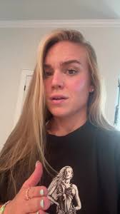 How does she do it ?! #norasmith #cookingsteak #thriftedtshirt #cooking