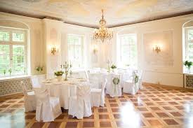 The beautifully carved ceiling, ornate chandeliers and rich wood furniture set the precedent for a memorable dining experience ahead. Das Bamberger Haus Tagung Hochzeit Event Kongress