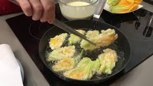 Pastella per fiori di zucca fritti croccanti. Fiori Di Zucca Croccantissimi Fritti In Pastella Ricette Estive Youtube