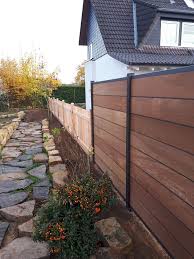 Bau Eines Zaunes Mit Verschiedenen Materialien Von Greenfairway E K Aluminium Gartengestaltung Sichtschutzzaun Garten Gartenmauer Designs