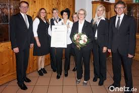 Das stadtbranchenbuch für plößberg zeigt ihnen aktuell ᐅ 102 einträge. Jubilarfeier Der Vr Bank Amberg Vr Bank Dankt Fur Langjahrige Mitarbeit Onetz