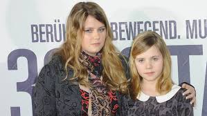 De céline maurice et sylvie roussel, paris, éditions jc lattès, 2016, 260 p. Natascha Kampusch Kidnap Theories Debunked