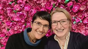 Viva la Mama auf der Suche nach neuen Stoffen für Tragejacken