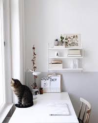 Helles Homeoffice So Weiss Und Freundlich Arbeiten Wir Gern Der Schreibtisch Unterm Fenster Bietet Schreibtisch Inspiration Buro Eingerichtet Rauminspiration