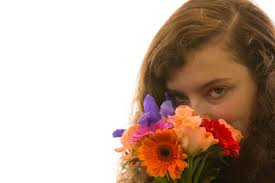 Una Mujer Bonita Joven Que Sostiene Un Ramo De Flores Y Tomar Un Olor  Fotos, retratos, imágenes y fotografía de archivo libres de derecho. Image  26105073