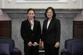 Jul 27, 2021 · 郭婞淳在抓举第一次试举中就举起100kg，领先所有选手，并最终以103kg的成绩打破奥运会纪录。 随后的挺举比赛，郭婞淳第一次试举成功举起125kg，提前锁定金牌。第二次试举成功举起133kg，打破奥运会纪录。 File 09 07 ç¸½çµ±èèéåæé­å©æ·³åå½± 36890059156 Jpg Wikimedia Commons