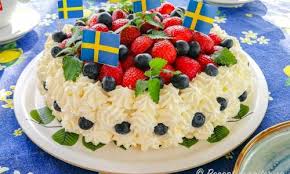 Blåbärstårta med mandelbotten och citronmousse. Tartor