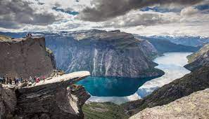 Lasst euch von den surrealen naturkulissen verzaubern und entspannt eure müden beine anschließend in einer der zahlreichen heißen thermalquellen. Trolltunga Wandern In Tyssedal Ullensvang Fjord Norway