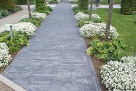 Un Acces Fleuri Realise En Brique Beton De Chez Ebema Moderne Et Epure L Allee Peut Etre Pietonne Ou Carrossable Jardins Amenagement Jardin Allees Jardin