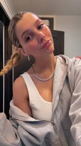 Elizabeth Trapp's Instagram, Twitter & Facebook