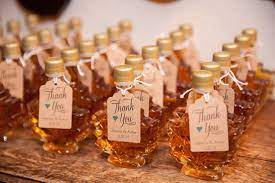 Wedding Favor Ideas Such A Unique And Cute Gift To Send Home With Your Guests These Maple Syrup Favo Wedding Favors Fall Summer Wedding Favors Wedding Favors