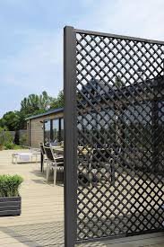 Le Claustra Treillis Pour Creer D Elegantes Cloisons Vegetales Decoration Exterieur Treillis Jardin Exterieur