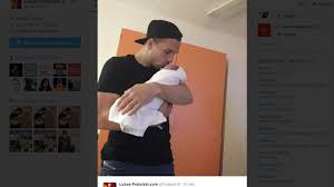Fußballspieler beim japanischen verein vissel kobe und weltmeister. Lukas Podolski Freude Uber Zweites Kind Panorama Stuttgarter Zeitung