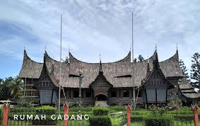 Sebagai bangsa indonesia kita harus bangga karena mempunyai kekayaan. Rumah Adat Pakaian Adat Tarian Tradisional Senjata Tradisional Lagu Daerah Suku Dan Julukan 34 Provinsi Di Indonesia Budaya Nusantara