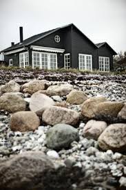 Une Cabane De Bois Noir Sur La Greve Planete Deco A Homes World Maison D Ete Cabane Belle Maison