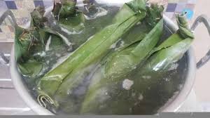 Tuang oncom isian di tengahnya. Yuk Sambut Lebaran Dengan Membuat Sendiri Lontong Yang Empuk Dan Nikmat