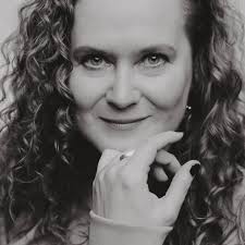 Meet Jayne Pickering—Jeanie Deans We are thrilled to have Jayne sing the  title role in the Australian premiere of this beautiful Scottish opera.  Tickets: savoyoperacompany.com/whats-on Jayne achieved a Masters in Music  Performance