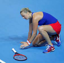 Tschechiens petra kvitova musste die french open nach einer knöchelverletzung, die sie sich bei einer pressekonferenz zugezogen hatte, aufgeben. Petra Kvitova Wimbledon Siegerin Brutal Uberfallen Und Verletzt Welt