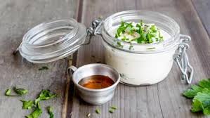 Ein Weckglas Mit Krauterquark Und Ein Schalchen Honig Stehen Auf Dem Tisch Rezepte Essen Quark