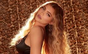 Kylie kristen jenner (born august 10, 1997) is an american media personality, socialite, model, and businesswoman. ÙƒØ§ÙŠÙ„ÙŠ Ø¬ÙŠÙ†Ø± ØªØ±Ø¯ Ø¹Ù„Ù‰ Ù…Ù† ÙŠØµÙÙˆÙ†Ù‡Ø§ Ø¨Ù€ Ø§Ù„Ø¨Ù„Ø§Ø³ØªÙŠÙƒ