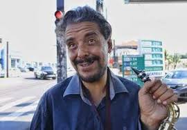 Para inspirar pessoas e fazer o que ama, Wagner toca jazz em semáforo