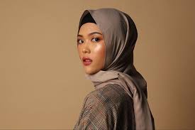 Terdapat teliti pita kecil di bagian dada, membuat jilbab ini jadi manis. 25 Tutorial Hijab Pashmina Dan Rekomendasi Produk Yang Bermutu Updated 2021 Bukareview