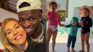 Filha caçula de Silvia Abravanel curte dia de sol com a mãe e encanta