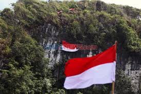 Bendera merah putih 1.200 meter menghiasi puncak gunung penanggungan. Foto Pemuda Pemudi Pulau Bawean Kibarkan Bendera