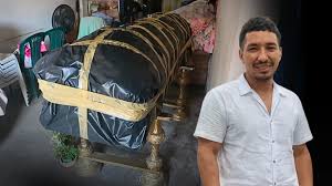 “Me dejaron el muerto aquí”: mujer de 77 años lleva 12 días con un féretro en su casa en Guayaquil
