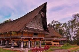 • atap rumah adat batak karo ini bertingkat dengan patung kepala banteng diujungnya. 4 Rumah Adat Batak Terkenal Kokoh Pondasinya Notepam