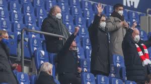 Julian lennon yoko ono today. Fc Bayern Rummenigge Erklart Seine Maske Aus Dem Schalke Spiel Eurosport