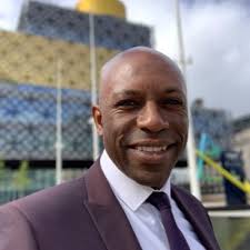 Edna Powell (@beautyat40)