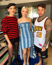 Quando Passa A Trovarti A Casa Zara Larsson E Tua Moglie Sfoggia Un Abito Da Fashion Week Mentre Tu Sei In Pigiama Pronto Per Fashion Women Long Sleeve Blouse