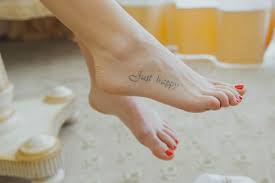 Duelen Los Tatuajes En Los Pies 12 Cosas Que Debe Saber Antes De Obtener Una Moda