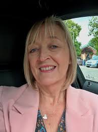 New hairdo car selfie! Lost some weight 🏋️💪🏼 Got the hair done. 💇🏼  Ready for #capitalcrime next week! 📚📚🚨🚓🚔