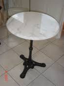 Des tables industrielles, aux simples tables rondes, choisissez les matériaux qui vous avec leur bois et leurs assises confortables, ils séduiront les férus d'ambiances bistrot et de déco authentique. Table Bistrot En Marbre Diametre 60 Cm Mathieu Location