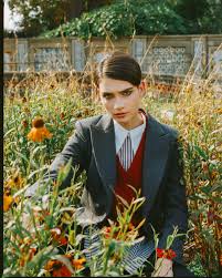 Conoce lo que encierra en su colección. Sandro Taps Up Clara Luciani For A Collection Inspired By 1950 S Glamour