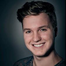 HUR SÄKER ÄR EGENTLIGEN DIN DATOR? Vi är under attack. Ständigt. Dygnet  runt. Bottar, AI, främmande makt, skurkar och blandade hackers. Det är  många som vill åt din IT. Och som om