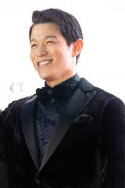 鈴木亮平 (俳優) - Wikipedia