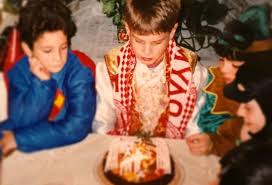 Ένα δράμα που παιζόταν από ένα πατέρα αφέντη και μια μάνα αφημένη στη μοίρα της. Kokkinos Apo Ta Gennofaskia Toy O Mpogrhs Pic H Apopsh